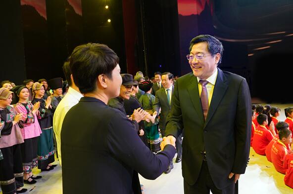 大型史诗歌舞剧《大地颂歌》首次公开演出 杜家毫许达哲李微微乌兰观看