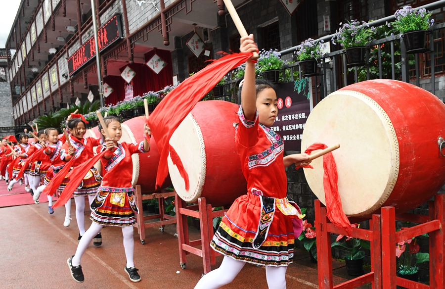 9月30日,吉首市寨阳小学,小学生在表演国家级非遗项目湘西苗族鼓舞.