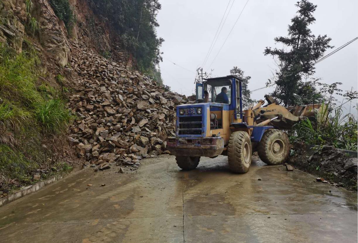 安化紧急处置一处塌方,抢通公路