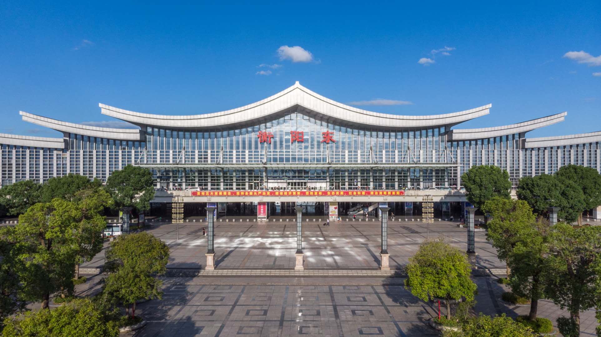 坐着高铁看湖南丨乘风飞驰过雁城