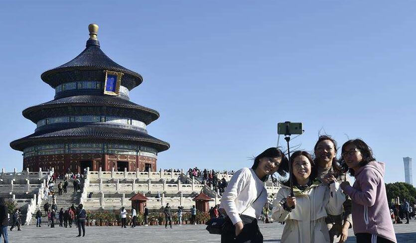 “补过春节”：黄金周中国人玩转国内 “步数”激增花钱给力