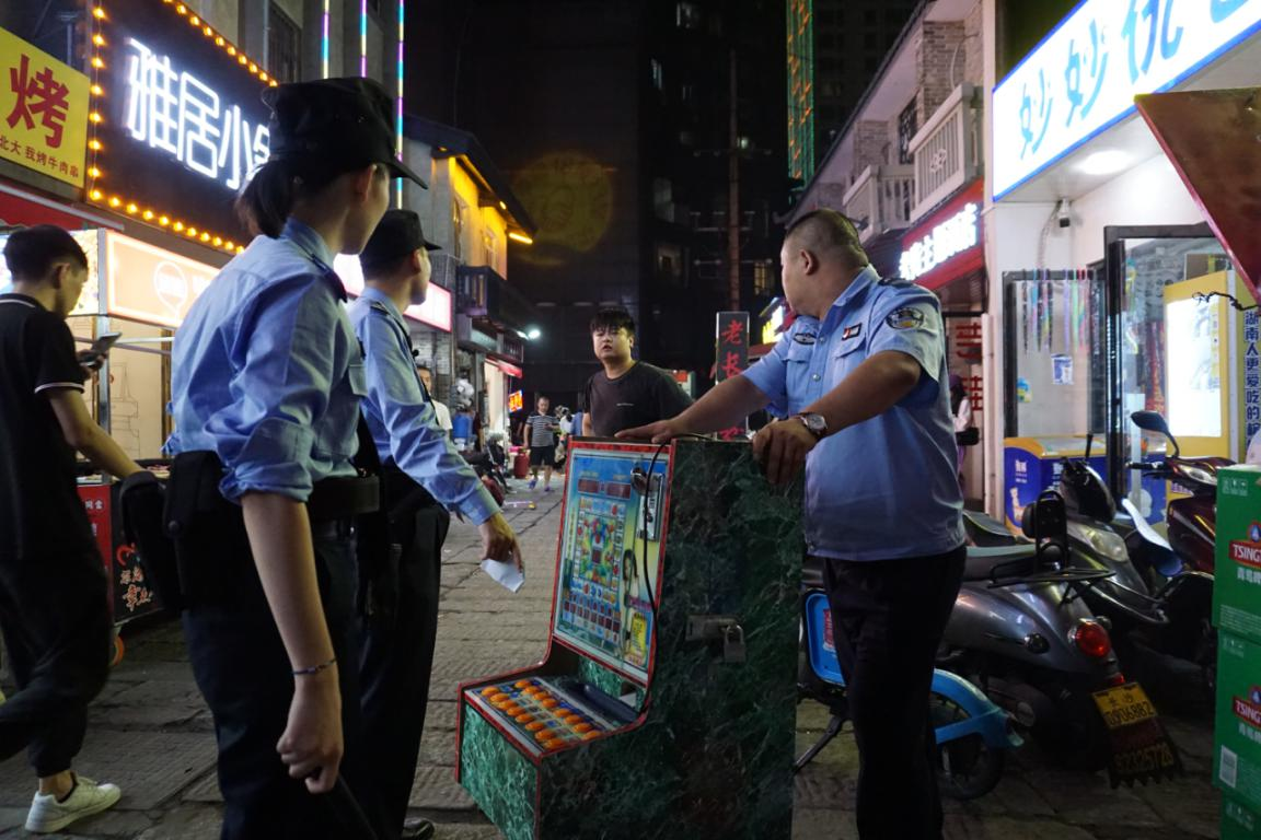 “这是第二次从你们店里查到老虎机了。”面对民警们的质疑，小超市老板并不认账，坚决否认，“这不是我的。”