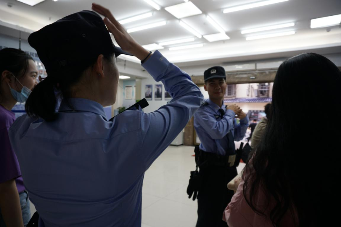 民警谢泽华和辅警谢雅婷一起外出调解纠纷。出警前，他们需要整理着装，佩戴执法记录仪。