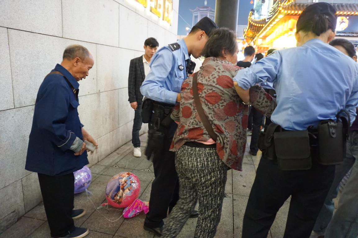 “娭毑，您先跟我们会所里调监控，该怎么处理怎么处理。”在民警们的好言劝说下，老人同意先回所里做笔录。