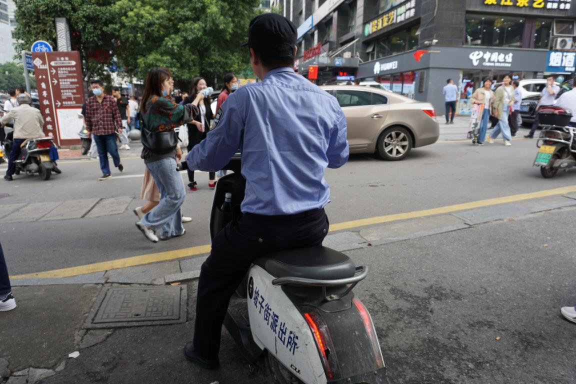 坡子街路窄巷深，游人众多，没法开车。民警们出警基本靠骑电动车，或者步行。