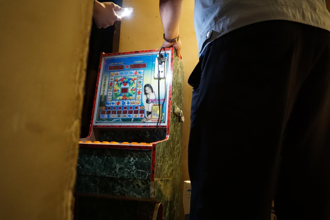 晚上7时，所里接到市民举报，金线街有家小超市暗藏赌博的老虎机。民警们在小超市摇摇欲坠的破旧阁楼上查获了一台赌博机。