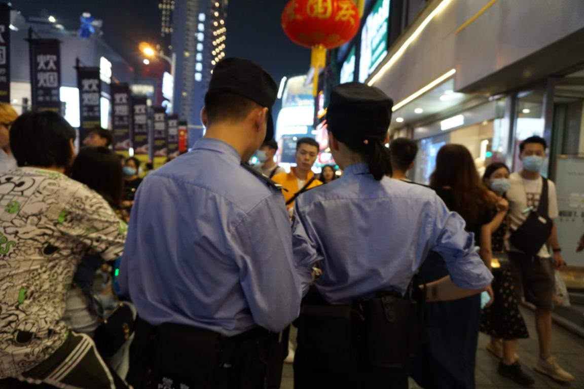 晚上10时，刚回到所里，一个警组的民警接到了一起警情，他们又出发赶往报警人所在的王府井商场。