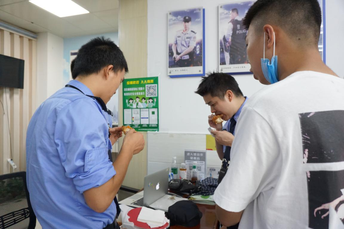 所里食堂放假。下午3点，出警回来的民警们才吃上点的外卖，边吃边询问一名19岁的内蒙游客给网友转账被骗详情。