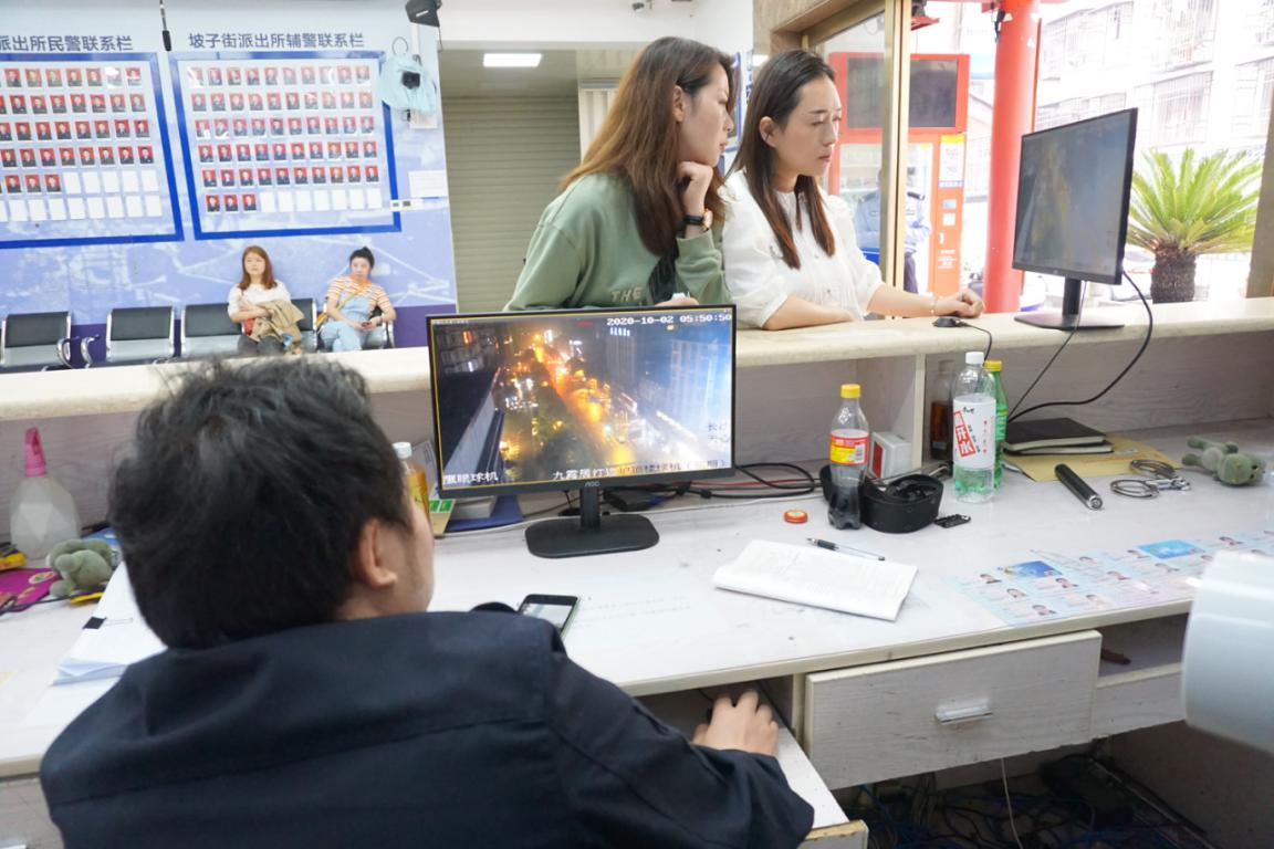 市民计女士凌晨3点打车时丢了一台华为手机，联系出租车司机，对方却并不理会。负责调取监控的冯卓，从上午10点一直配合她查看到下午2点。