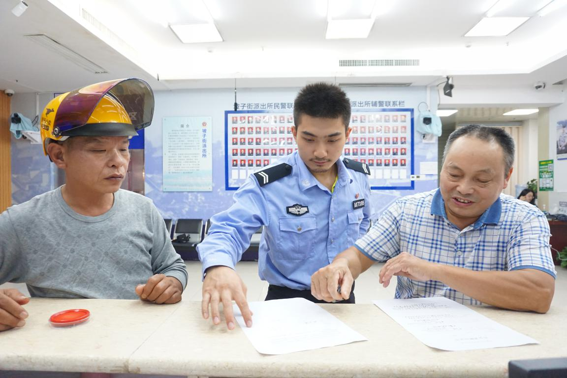 两名8月份发生过冲突的摩的司机，在街头狭路相逢，差点又在所里大打出手。经过辅警汤海瑞几个小时的耐心调解，两人终于签下了调解协议书。