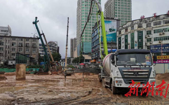 怀化城区太平桥地下停车场正在进行支护桩和止水帷幕施工 怀化城区太平桥地下停车场正在进行支护桩和止水帷幕施工