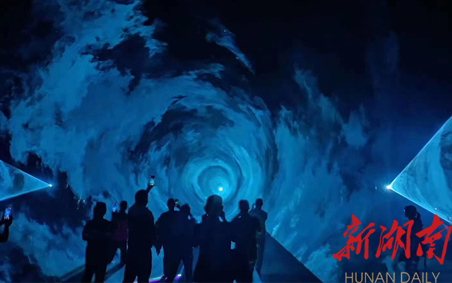 怀化九丰现代农博园极光秀受广大游客热捧 怀化九丰现代农博园极光秀受广大游客热捧