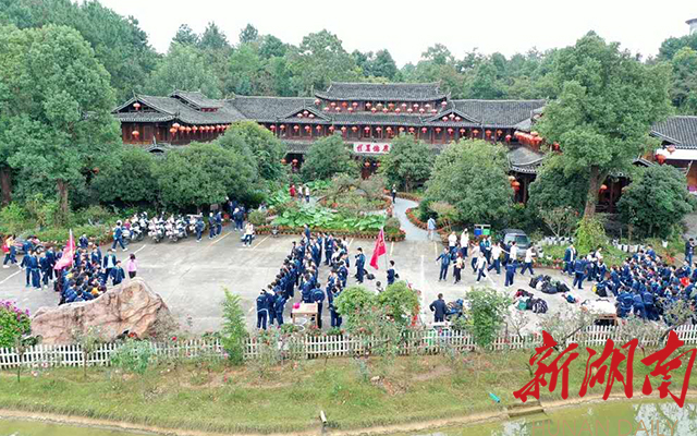 享有“山水公园”美誉的佳麓山庄,国庆期间吸引了市内众多中学师生前来研学 享有“山水公园”美誉的佳麓山庄,国庆期间吸引了市内众多中学师生前来研学