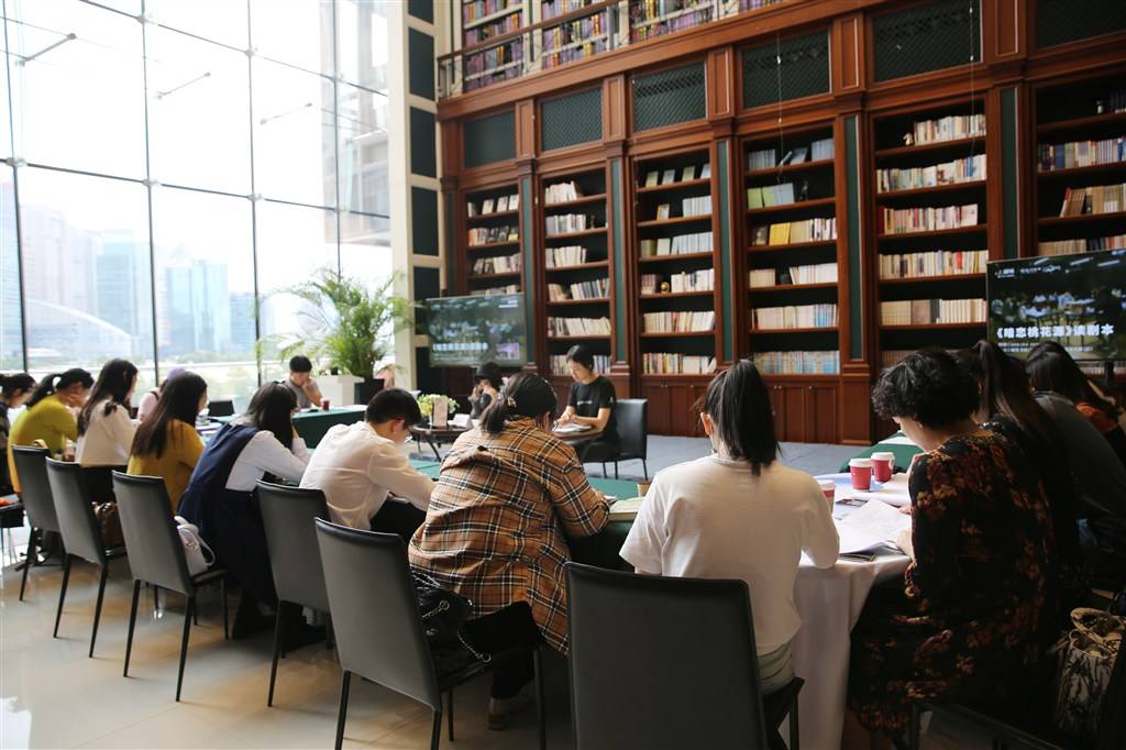 国庆8天长假上海实体书店迎消费热潮，销售达1327万元