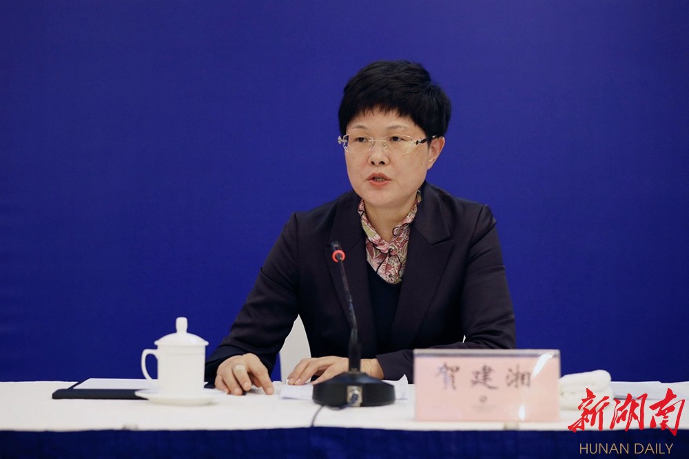 郴州市人民政府副市长贺建湘回答记者提问.