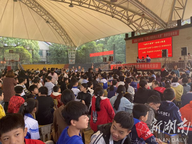 桂阳县八中学举行"立德树人"演讲报告会