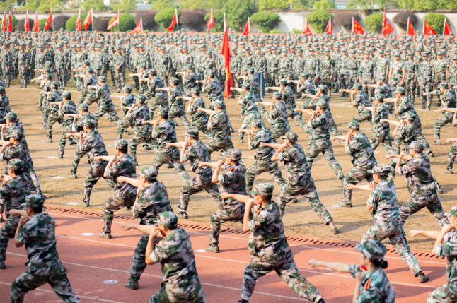 娄底潇湘职业学院举行2020级新生军训总结表彰大会