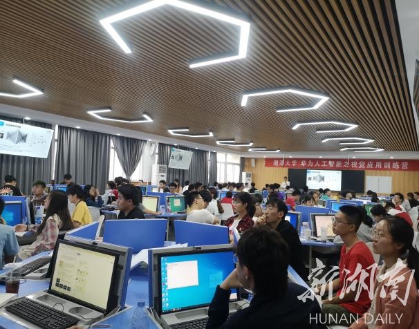 湘潭大学数学与计算科学学院举办创新训练营