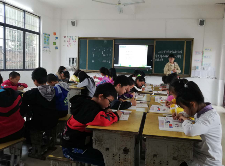 祁阳八宝镇黄市完小举行青年教师教学比武