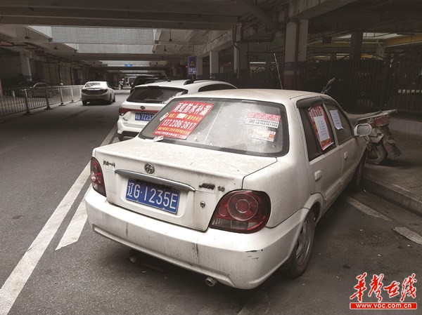 “僵尸车”久在停车场无人问津，小心被别人卖了
