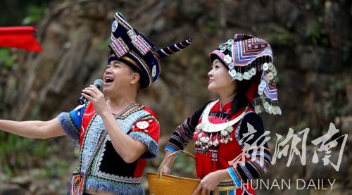 文化|江华民族歌舞剧团：送戏下乡暖人心 一周连演十八场