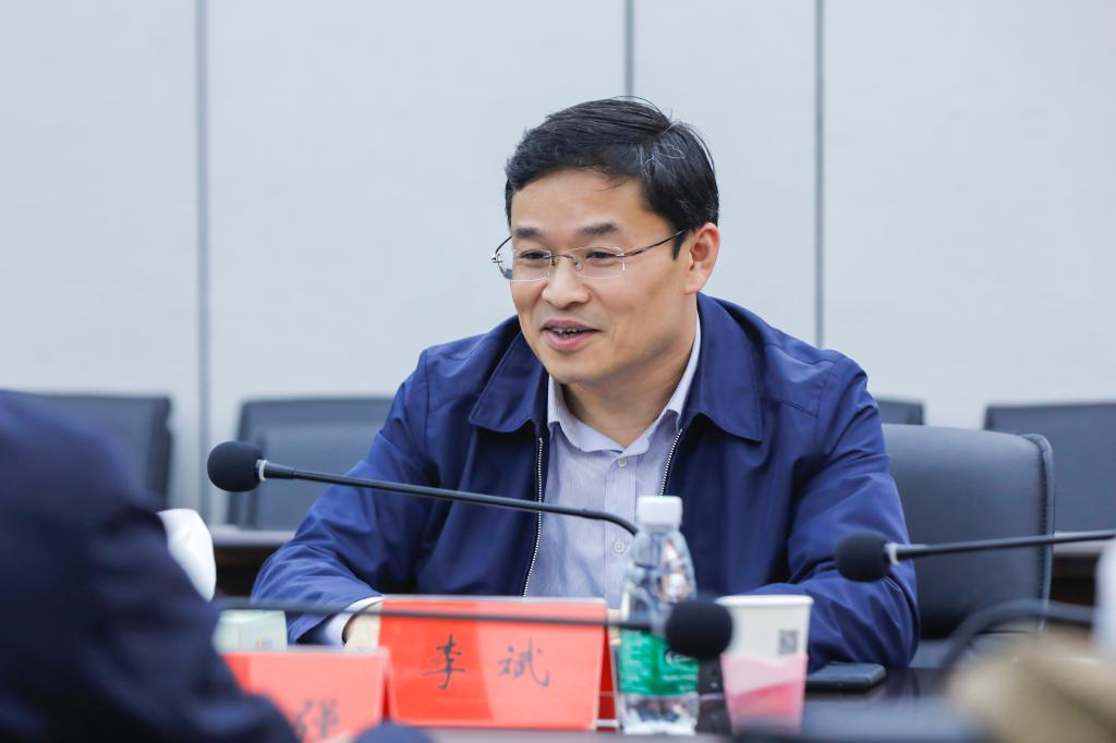 深入学生宿舍看望藏族孤儿学生后,郭玉强专门组织召开藏族孤儿学生