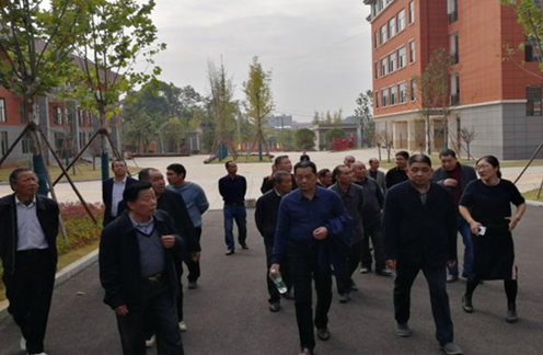 祁阳八宝镇教管中心组织退休教师参观教育重点建设项目