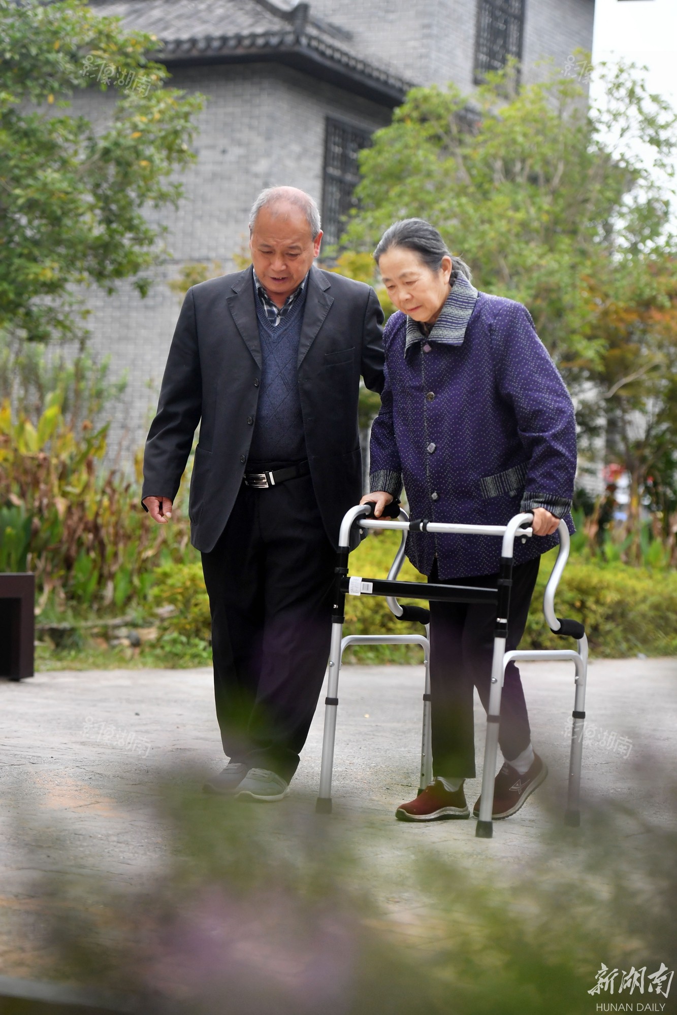 10月8日,朱分永搀扶着老伴缓慢前行.