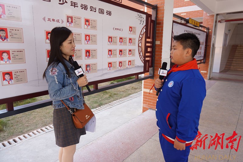 小记者莫鑫宇采访23班张心怡同学的家长