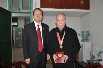 法院院长向老战士