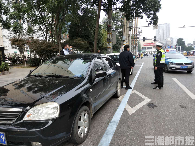 中医附二周边新增临时停车位，淡蓝色停车位限停3分钟