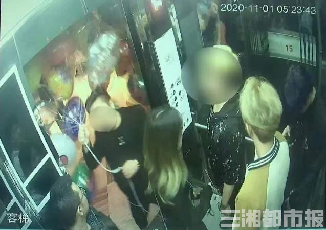 长沙一电梯内氢气球爆炸，同乘女孩面部烧伤“破相”