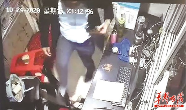 报警称被女保安殴打男子反被拘留12天 监控还原真相