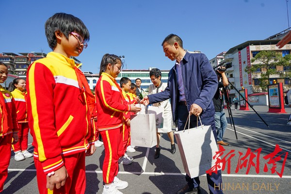 “我想去北京上大学！”祁东启航学校留守儿童合唱团赴京演出归来