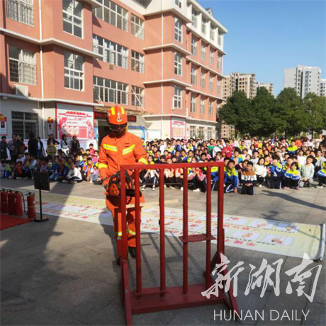 祁阳县长虹街道明德小学开展2020年下学期消防疏散演练