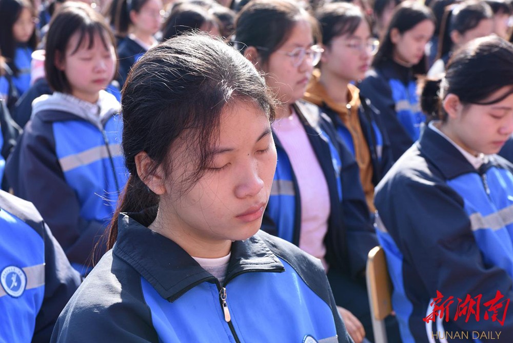(在十三分钟情境沉浸中,学生们泪流满面) (在十三分钟情境沉浸中,学生们泪流满面)