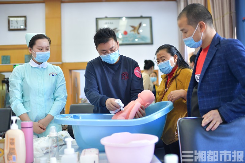 世界肺炎日：30名超级奶爸学带娃，这些经验要学会