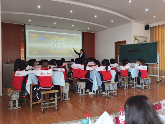 新进教师展风采 教学比武促成长
