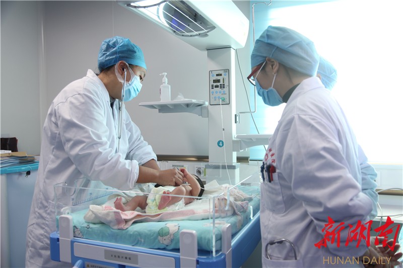 刘向红为新生儿体格检查