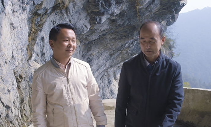 走出绝壁·纪实丨两任村支书的承诺