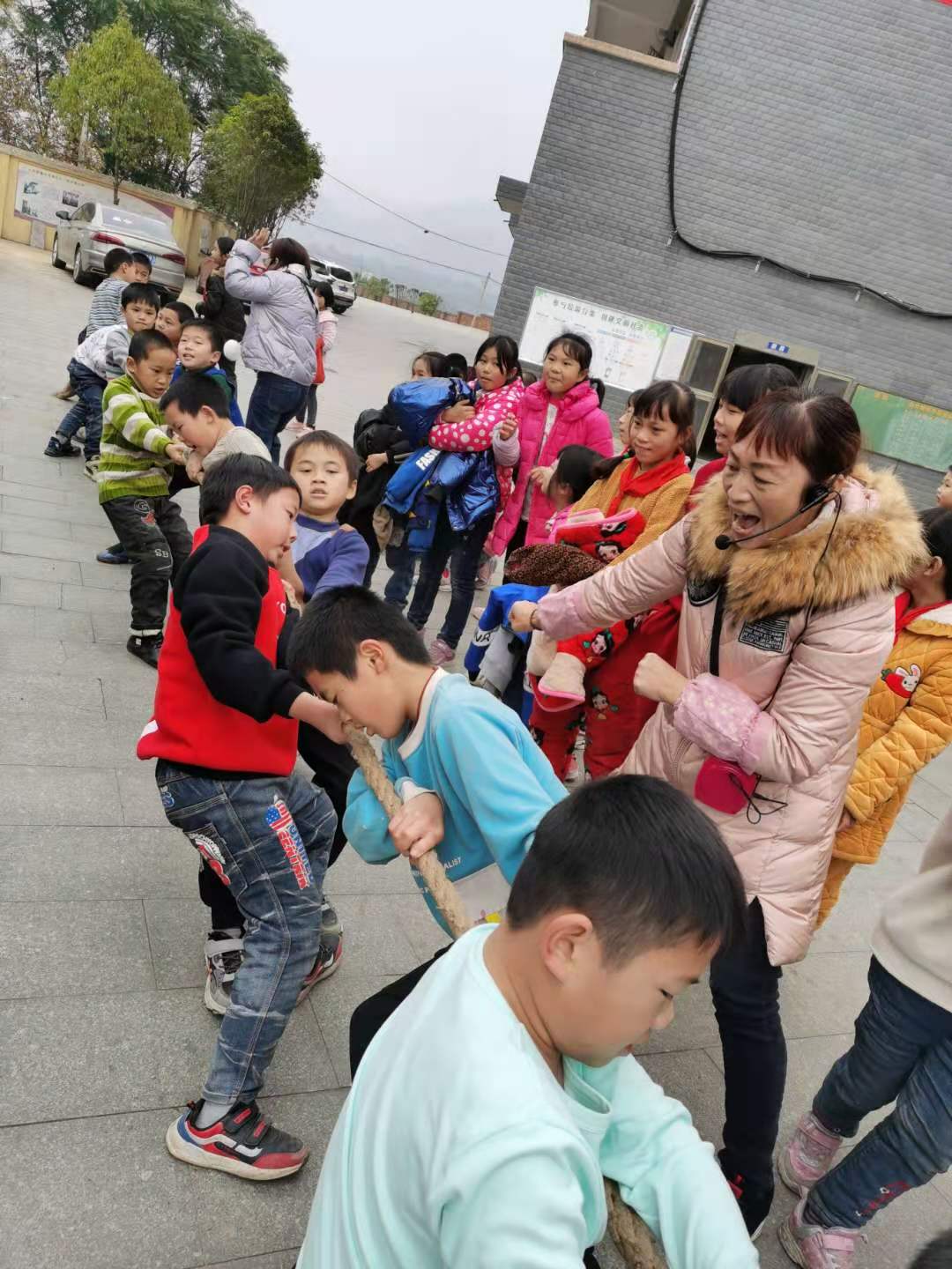 祁阳白竹塘完小举行冬季拔河比赛