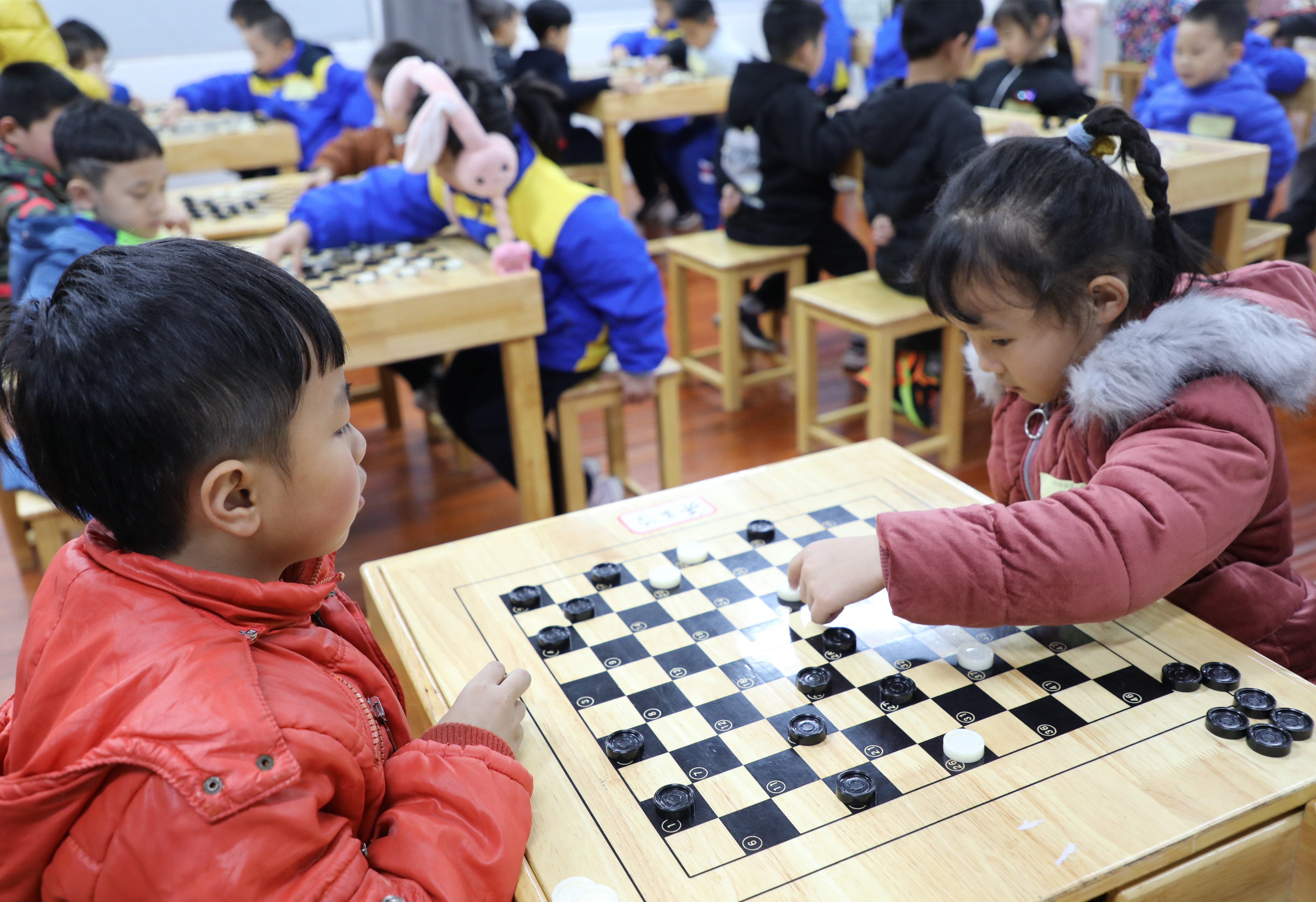 体验跳跃人生 长沙开福浏阳河小学举行国际跳棋年级团体赛