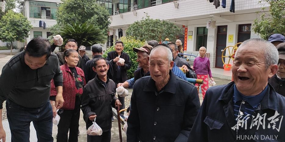 资阳区过鹿坪敬老院四处洋溢欢声笑语。曾亚维 摄