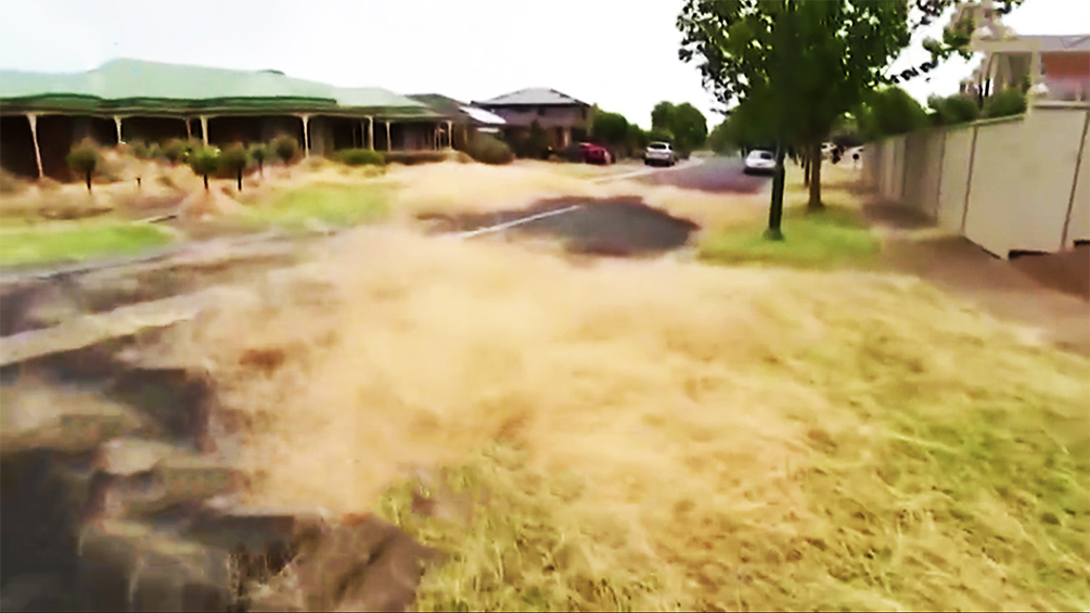 澳大利亚遭风滚草侵袭，房屋被巨大干草球包围 居民无法外出