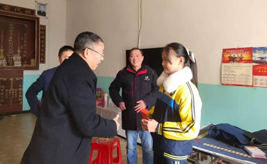 祁阳应急管理局老年支部深入羊角塘镇走访慰问贫困学子