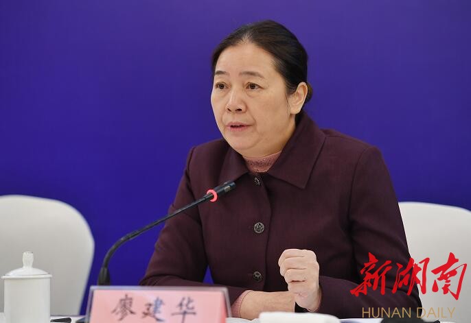 12-16 10:54直播员法治日报记者:针对曾卫华案显现出来的非法高利贷