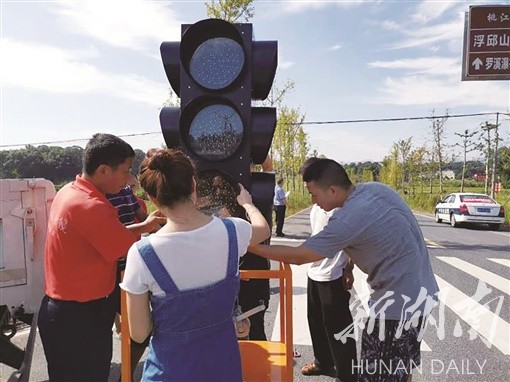 网格化管理让网格员处理事情更迅速。图为浮邱山乡浮邱山村网格员在处理出了故障的红绿灯。
