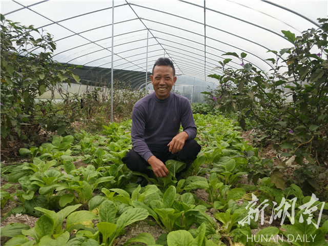 人物档案: 曾俞龙 , 39 岁, 靖州县民政局 扶贫干部.