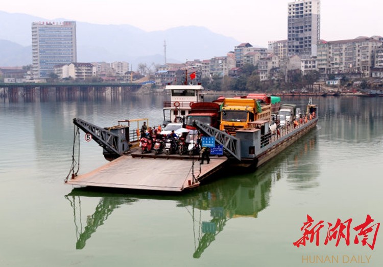 1月2日,溆浦县大江口镇沅江渡口,大型运输船往返两岸,免费为过往车辆