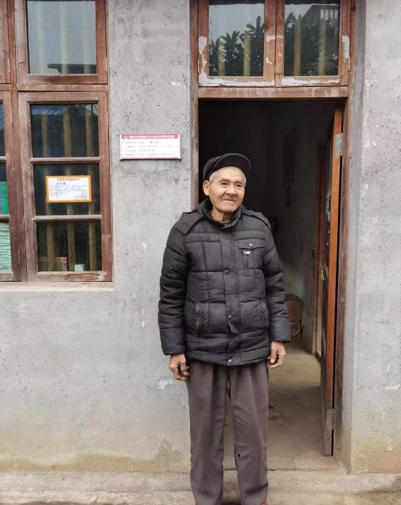 村民刘兴林站在自己的新房前。